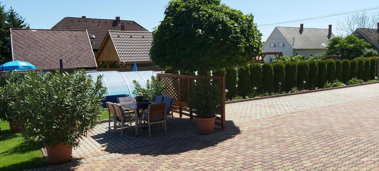 ホテル Holp Panzio Balatonföldvár エクステリア 写真