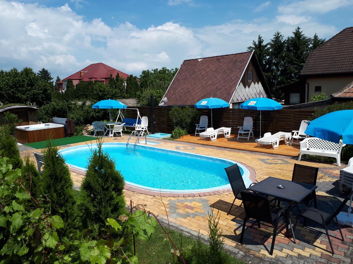 ホテル Holp Panzio Balatonföldvár エクステリア 写真